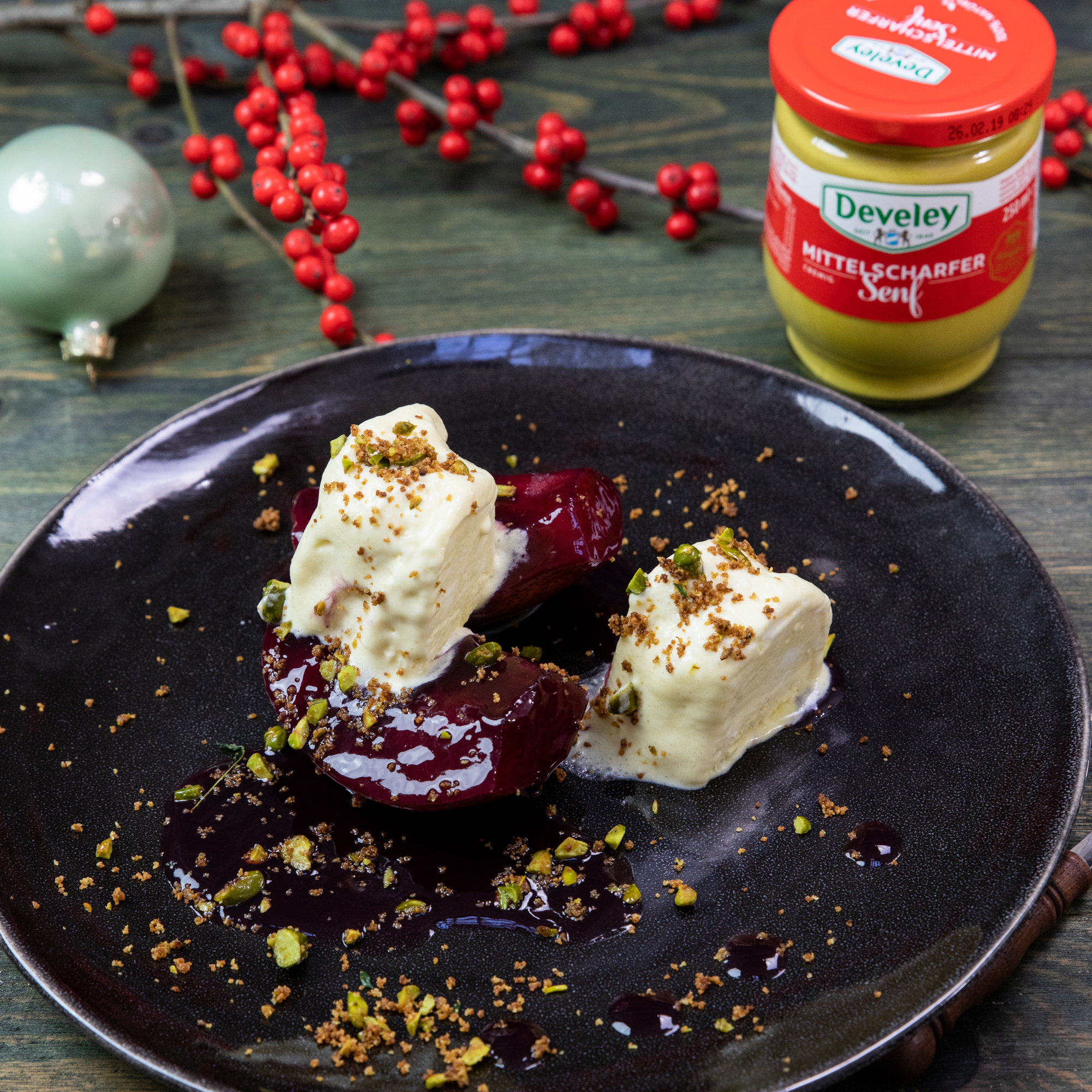 Rezept, Gericht von Develey: Rotweinbirnen mit Honig-Senf-Parfait mit mittelscharfem Senf